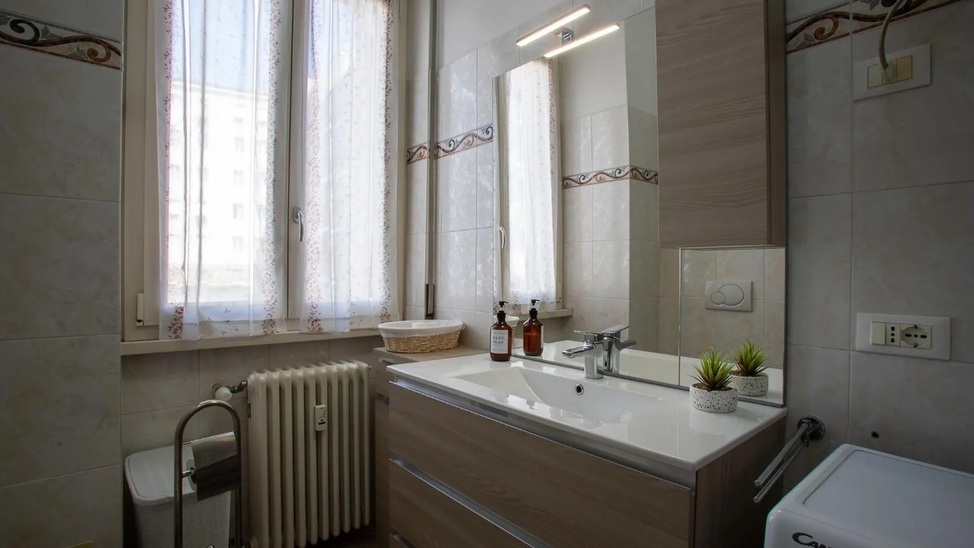 דירות קומו Ilaria House 0*,  איטליה