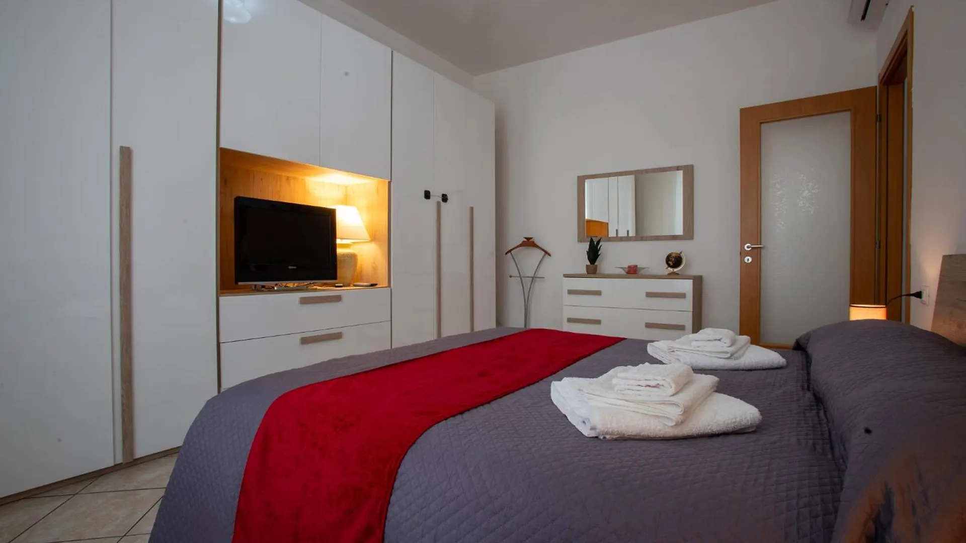 דירות קומו Ilaria House 0*,  איטליה